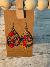 Load image into Gallery viewer, Flower Earrings
