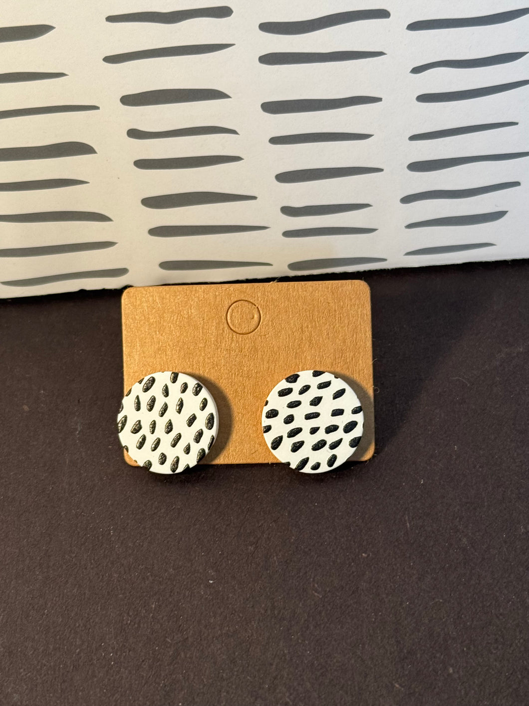 Black and white print studs (circle)